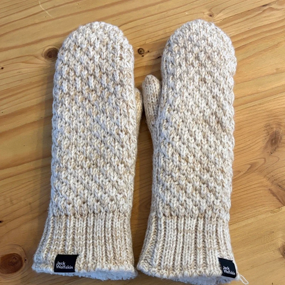 Jack Wolfskin Beige Knit Mittens with Sherpa lining women’s size small cozy